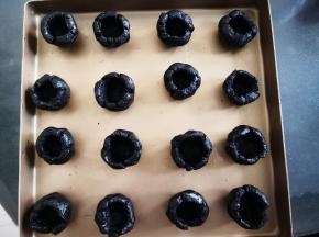 将黑芝麻馅分成32份，逐个整成碗状