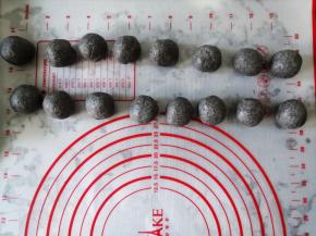 将饼皮分成32个剂子，搓圆