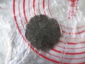 逐个隔保鲜膜擀开