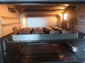 放入预热好的烤箱中层上下火180度10分钟