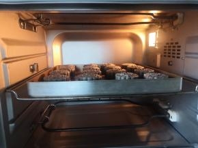放入预热好的烤箱中层上下火180度10分钟
