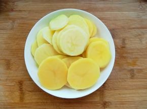 土豆洗净去皮切片，放入蒸锅中蒸熟。