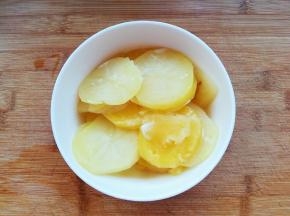 加入牛奶、盐。