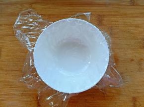 取一个小碗，铺上保鲜膜（方便脱模）。