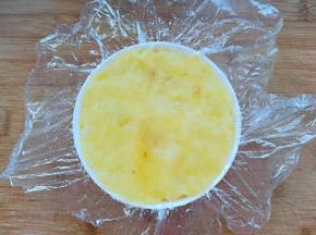 把土豆泥放里面，压紧实。