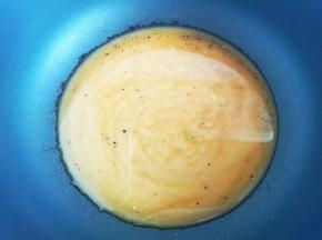 放入锅中小火煮开，期间注意搅拌，不要让糊底。