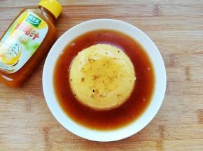趁热浇在土豆泥上，即可享用。