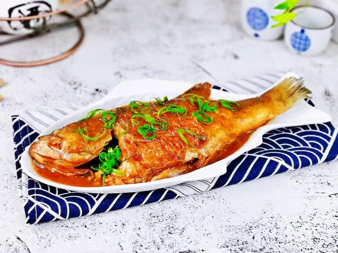 秘制红烧鲈鱼