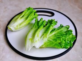 首先处理生菜，一片一片的把生菜叶掰下来。