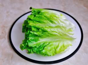 依次掰下来的生菜叶，一定不要偷懒哈，一片一片的掰开，冷水冲洗干净。