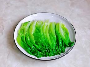 捞出后淋干水分摆盘。