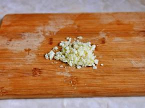 再切成蒜末。