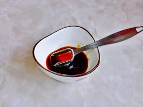 再加入1勺生抽，3勺水搅拌均匀。