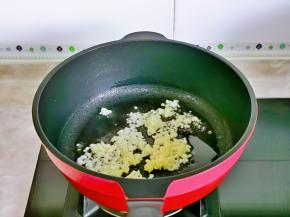 起油锅加入蒜末炒香。