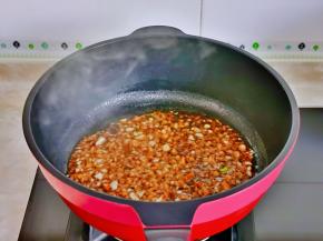 再倒入酱汁，翻炒均匀即可关火。