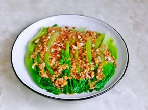 把蒜蓉酱淋在生菜上即可。