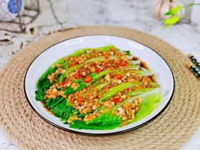 撒上切好的红辣椒。