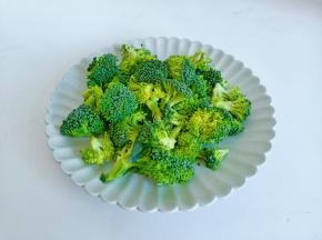 西兰花用手掰成小块。