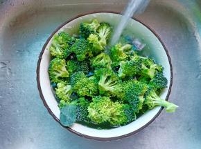 西兰花加一点点盐清洗一下。