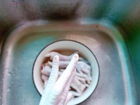 用剪刀把鸡爪的指甲剪了，不然影响口感。