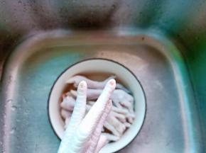 用剪刀把鸡爪的指甲剪了，不然影响口感。