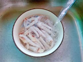 再用清水浸泡出杂质。