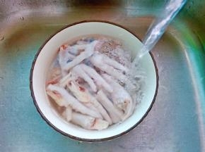 再用清水浸泡出杂质。