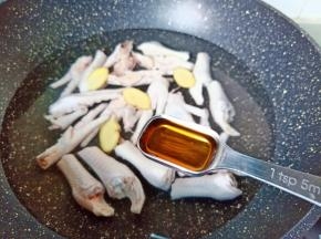 鸡爪冷水下锅，放生姜片，料酒焯水。