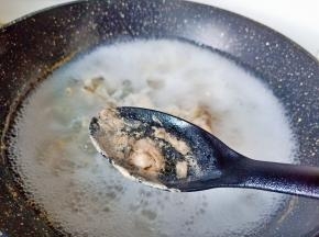 焯水期间把沫子撇去。