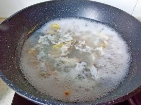 水开以后开中火煮五分钟。