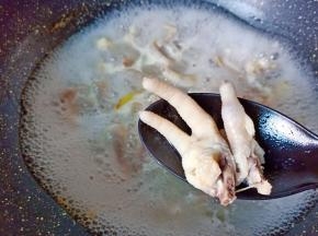 等到鸡爪煮熟捞出控水。