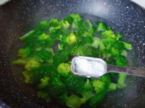 另起锅加水烧开，暴放入西兰花焯水，加一点点盐。