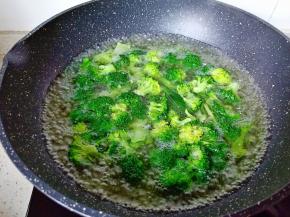 想好做好的西兰花颜色碧绿，可以加一点点的小苏打，焯水一分钟捞出控水。