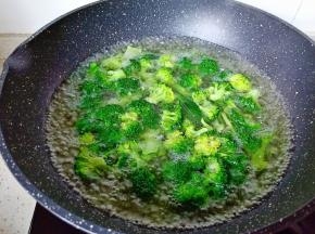 想好做好的西兰花颜色碧绿，可以加一点点的小苏打，焯水一分钟捞出控水。