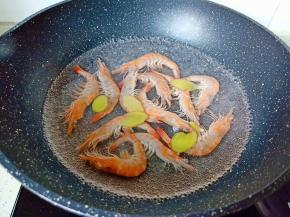 对虾冷水入锅，加姜片与料酒焯水。