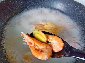 对虾焯水以后捞出控水。