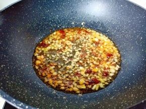 热锅凉油，放入蒜泥与辣椒酱炒香。