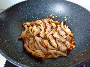 放入焯好的鸡爪翻炒一下。