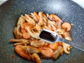 加生抽、蚝油、料酒各两勺。