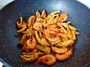 调味料翻炒均匀。