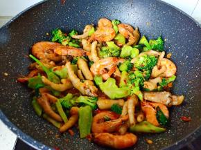 放入西兰花翻炒。