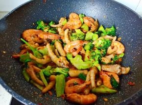 放入西兰花翻炒。