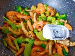 放一点点食用盐调味。