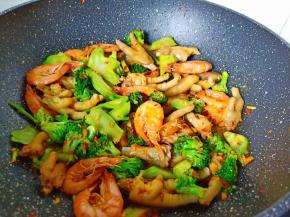 所有食材与调味料翻炒均匀即可关火出锅。