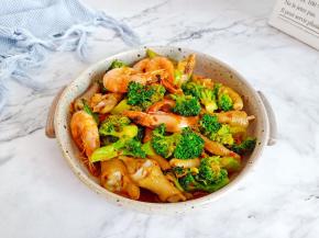 西兰花脆爽清口，鸡爪裹满酱汁，吃的停不下来！