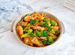 西兰花脆爽清口，鸡爪裹满酱汁，吃的停不下来！