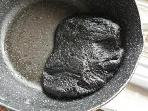 先做馅料：花生米、黑芝麻和核桃仁都要炒香，炒过的材料吃起来才香。把花生米、黑芝麻和玉米淀粉都倒入破壁机中，倒入水，水量仅供参考，反正机器可以转得动就可以了，水量越多，炒的时间就越长，把打好的芝麻浆倒入不粘锅中，用中小火炒，炒至成团，还粘铲的时候，就加糖继续炒，炒至光亮，出油了，而且不粘刮刀时就加核桃仁碎，翻拌几下就可以盛起。未使用的馅料装入密封玻璃盒内，待放凉后放冰箱保存