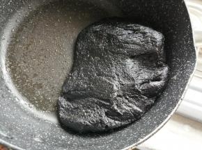 先做馅料：花生米、黑芝麻和核桃仁都要炒香，炒过的材料吃起来才香。把花生米、黑芝麻和玉米淀粉都倒入破壁机中，倒入水，水量仅供参考，反正机器可以转得动就可以了，水量越多，炒的时间就越长，把打好的芝麻浆倒入不粘锅中，用中小火炒，炒至成团，还粘铲的时候，就加糖继续炒，炒至光亮，出油了，而且不粘刮刀时就加核桃仁碎，翻拌几下就可以盛起。未使用的馅料装入密封玻璃盒内，待放凉后放冰箱保存