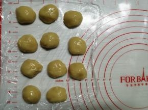 用刮刀压拌，也可以戴上一次性手套，抓捏至不见干粉即可，用保鲜膜包好饼皮，在室温下松弛30分钟。把黑芝麻馅分成30克/份，搓圆备用。松弛后的饼皮也分成11份，每份20克，一定要用保鲜膜盖着，防止风干