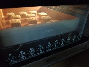 放入已经提前预热好185度的烤箱中下层，烘烤5分钟定型，取出后在表面刷上薄薄一层蛋黄水。继续送入烤箱，烘烤15分钟左右，最后的5分钟，我把烤盘放在最下面一层。各家烤箱脾气不同，温度仅供参考。月饼放凉后，才放入保鲜盒内，用预拌粉做的月饼，一天就回油啦，非常方便